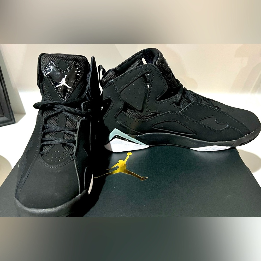 Jordan’s Men’s Seven True Flight
Black size 9.5
NWOT